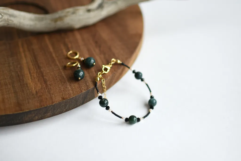 Комплект из браслета и серёжек с халцедоном