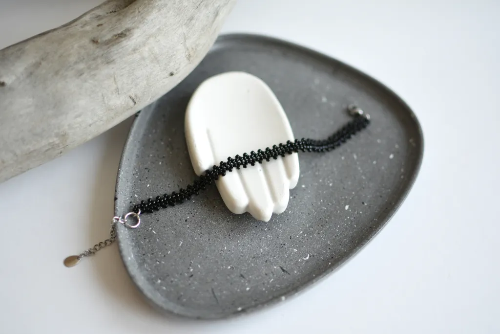 Чёрный браслет из бисера