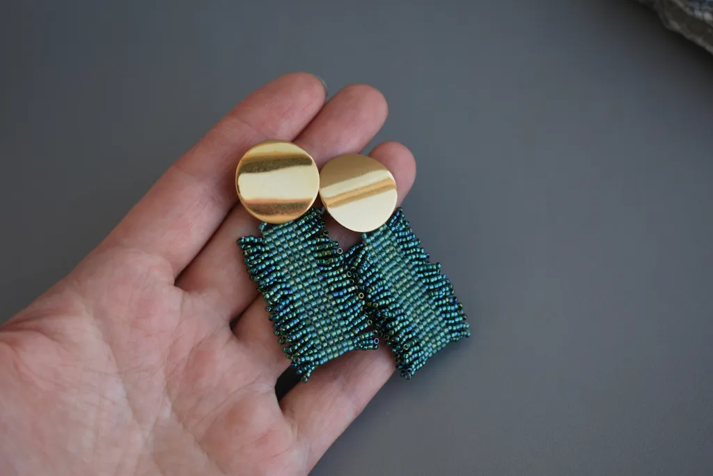 Необычные зеленые серьги из бисера