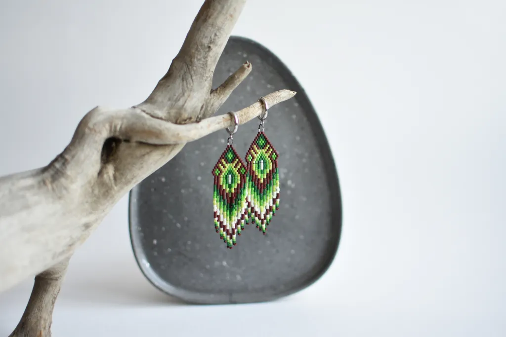 Зелёные бохо-серьги из бисера