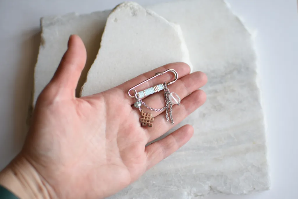 Брошь-булавка "Улзы" с горным хрусталём