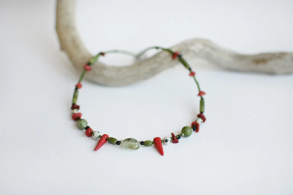 Колье с серпентином и кораллом