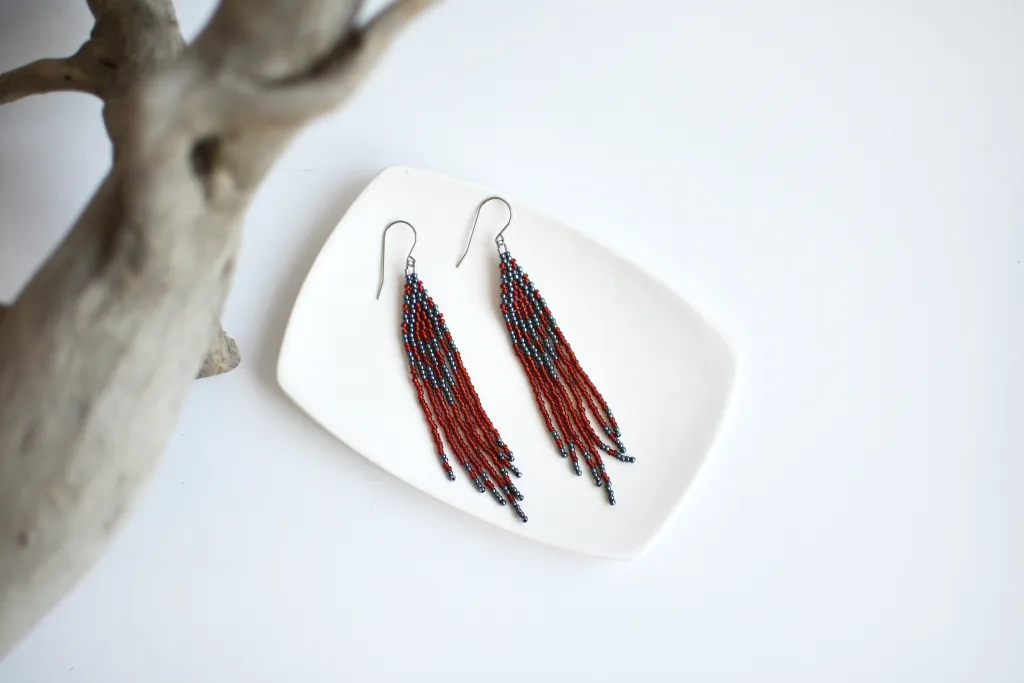 Красные длинные серьги из бисера