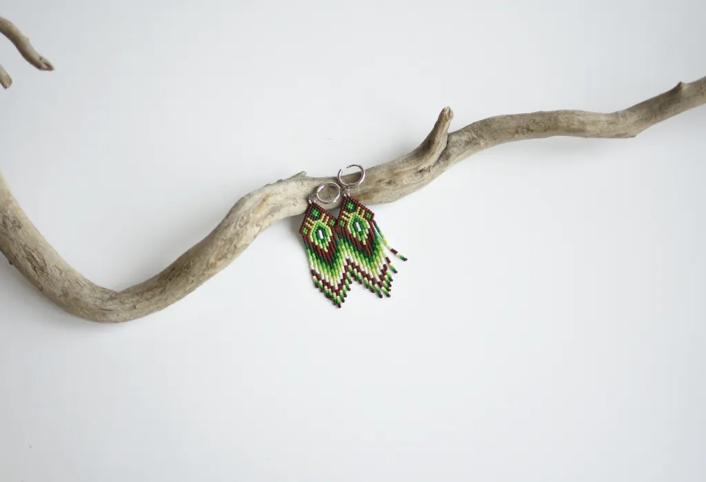 Зелёные бохо-серьги из бисера
