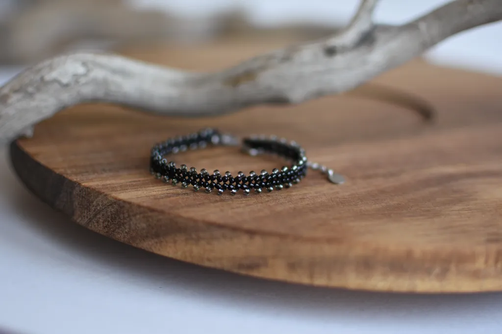 Чёрно-серый браслет из бисера
