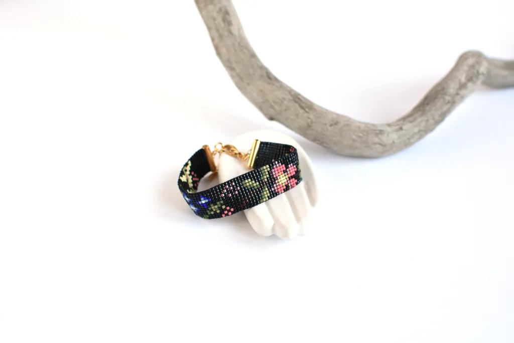 Цветочный браслет из бисера