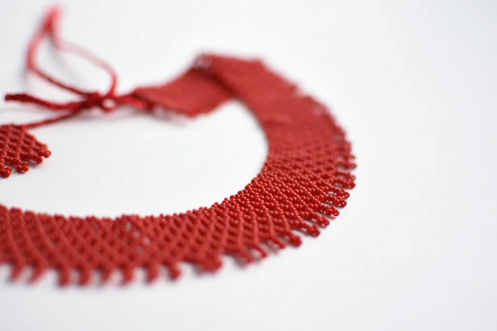 Красное ожерелье из бисера