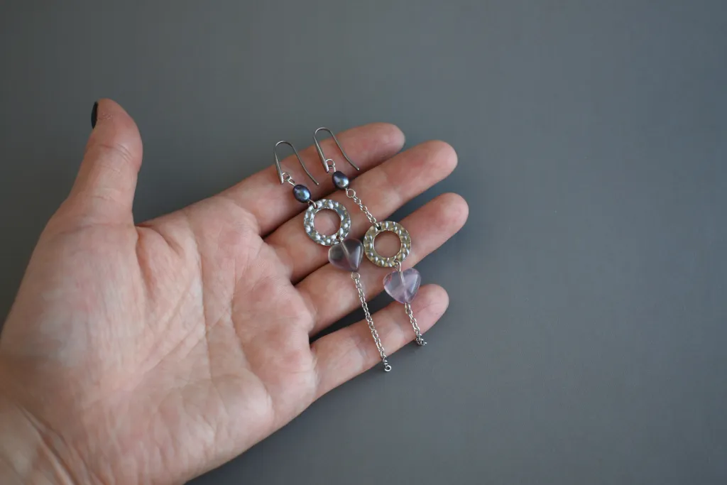 Серьги из стали с флюоритом и жемчугом