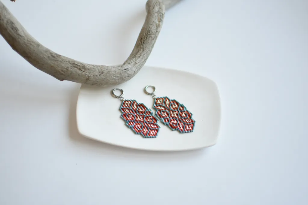 Красные серьги из бисера