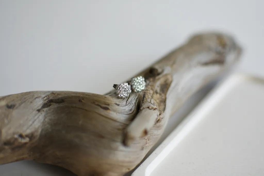 Серебристые серьги-гвоздики из бисера