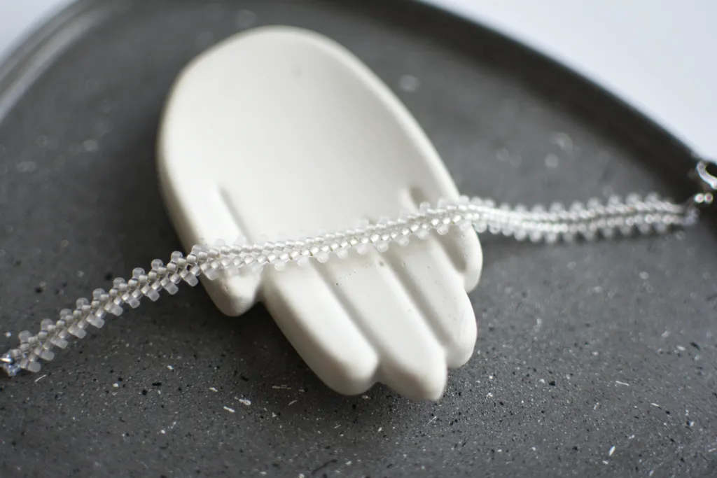 Белый браслет из бисера