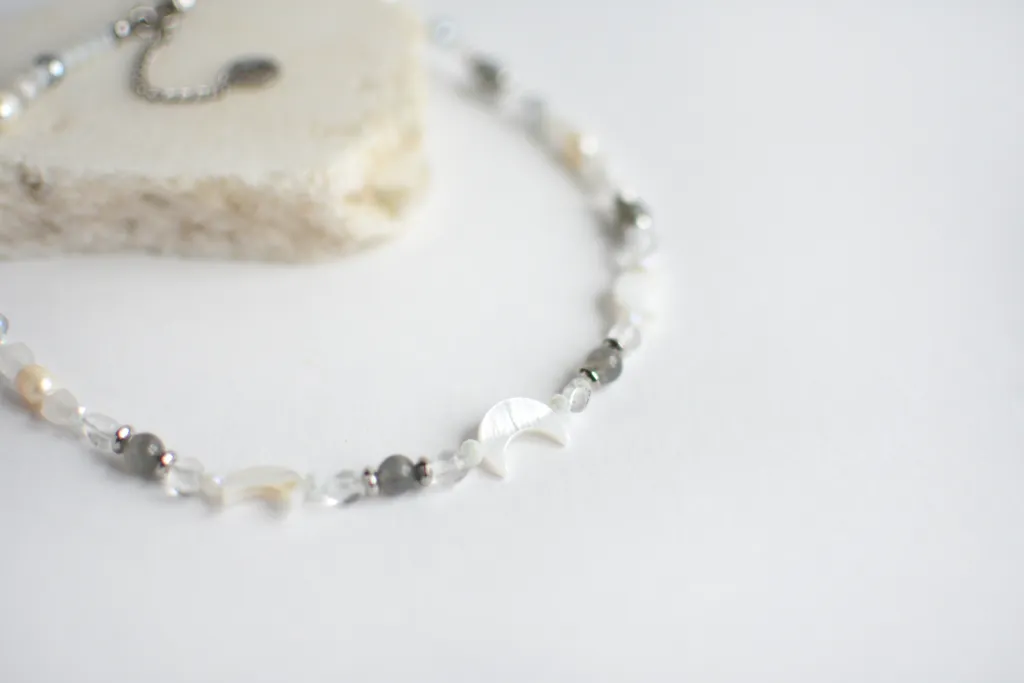 Чокер с лунами из перламутра