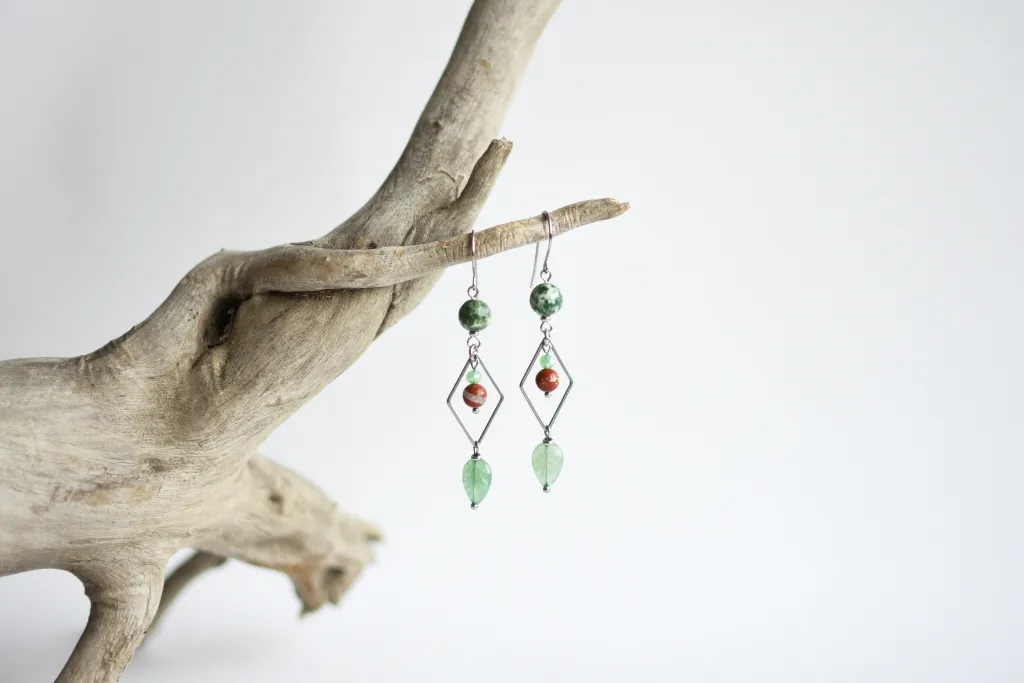 Зеленые серьги с натуральными камнями