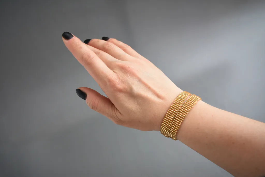 Золотистый чокер-браслет из бисера