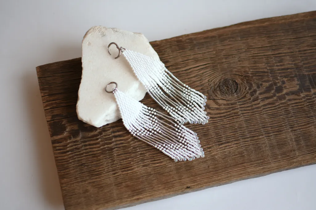 Белые длинные бохо серьги из бисера