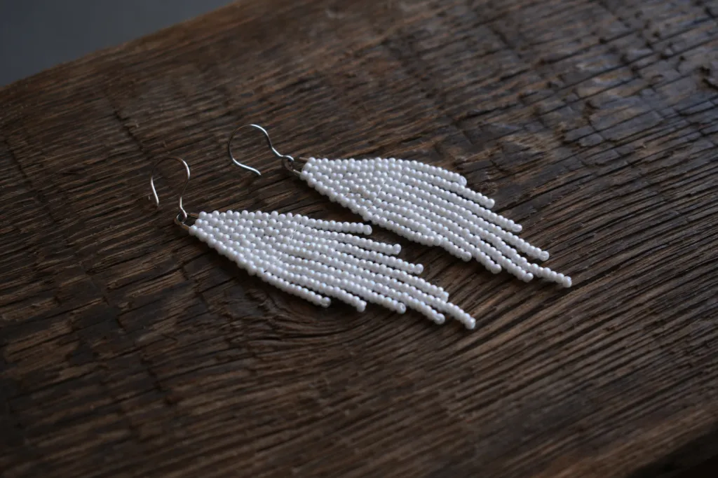 Белые серьги из бисера с бахромой