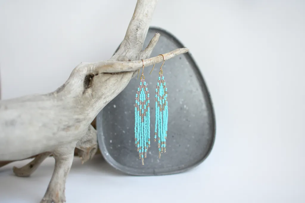 Яркие бирюзовые серьги из бисера