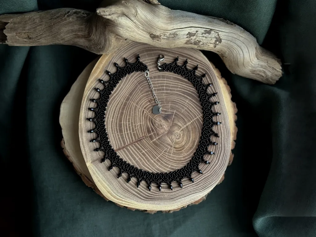 Черное ажурное колье из бисера