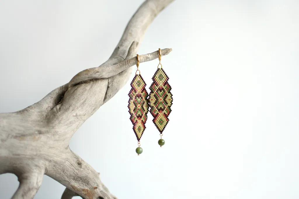 Длинные бохо-серьги из бисера с нефритом