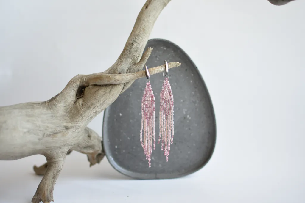 Нежно-розовые серьги из бисера