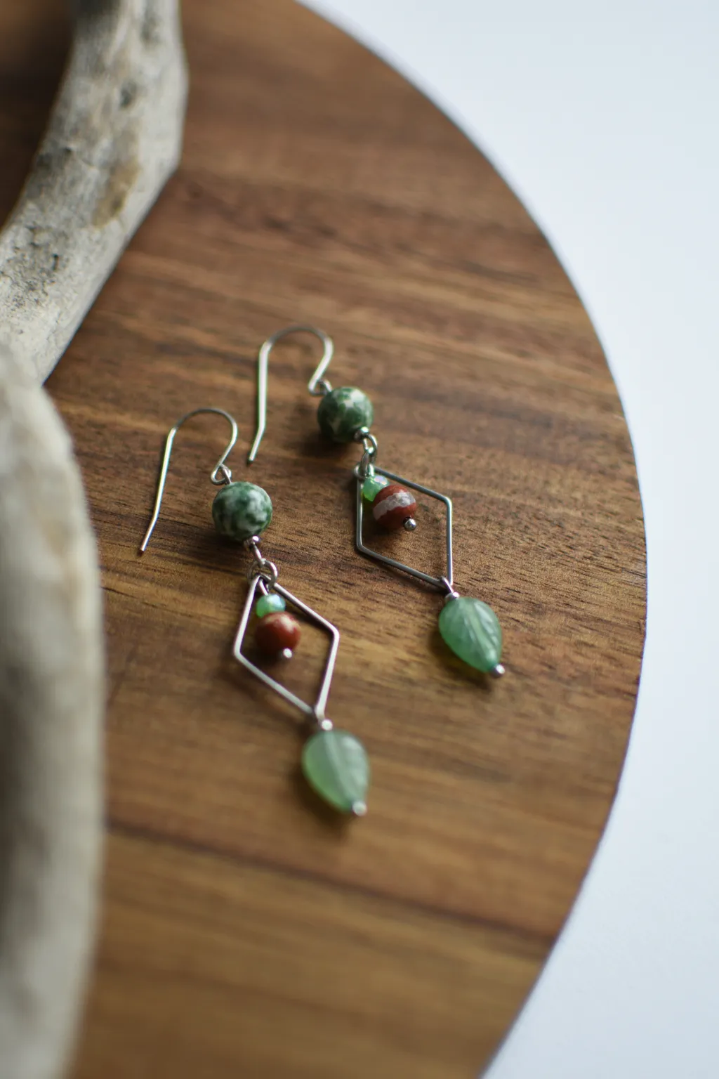 Зеленые серьги с натуральными камнями