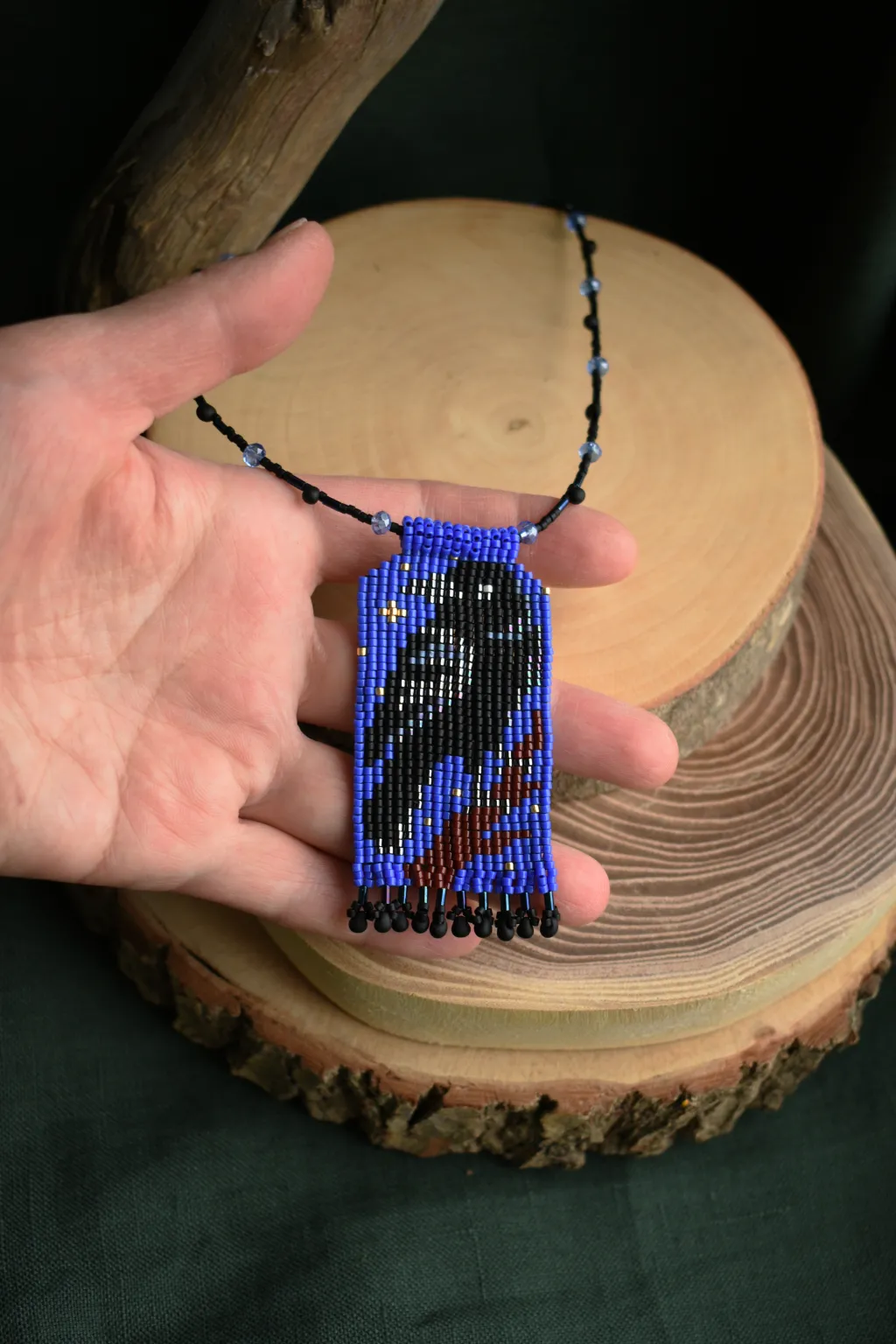 Кулон из бисера с вороном