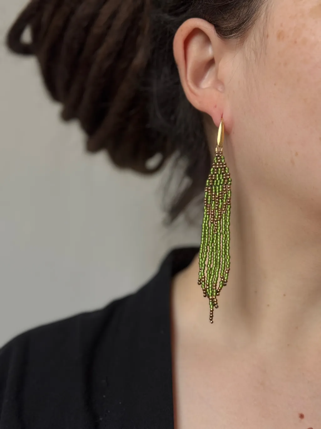 Зелёные серьги из бисера