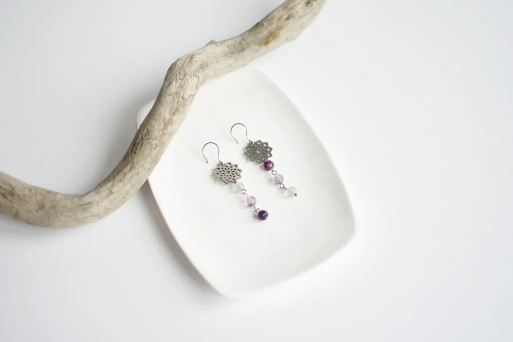 Цветочные серьги с флюоритом