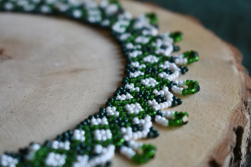 Зелёное колье-ожерелье из бисера