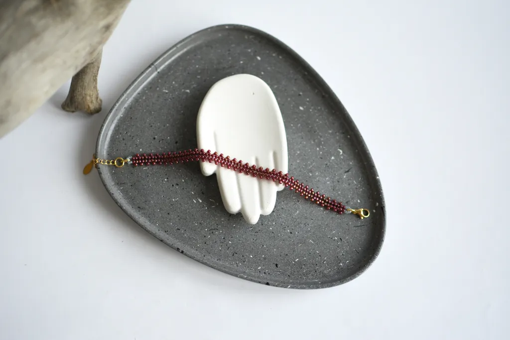 Красный браслет из бисера