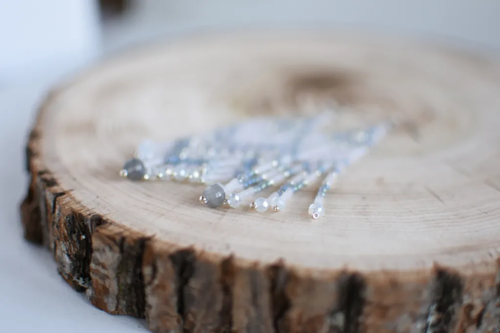 Серые серьги из бисера с бахромой и лабрадором