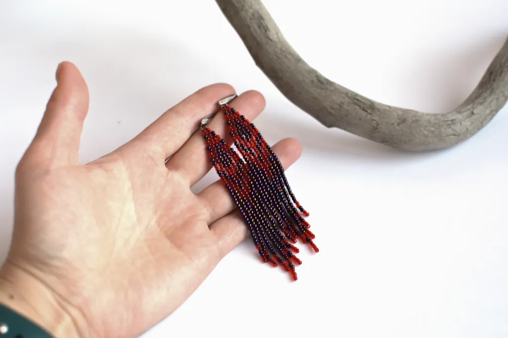 Красно-фиолетовые длинные серьги из бисера