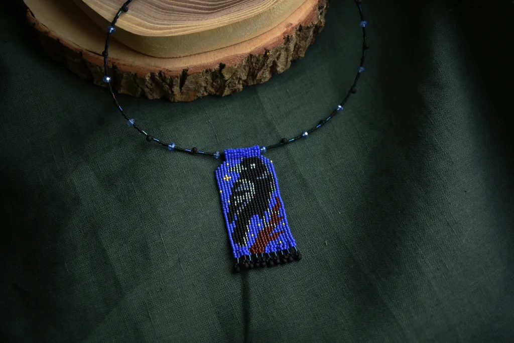 Кулон из бисера с вороном