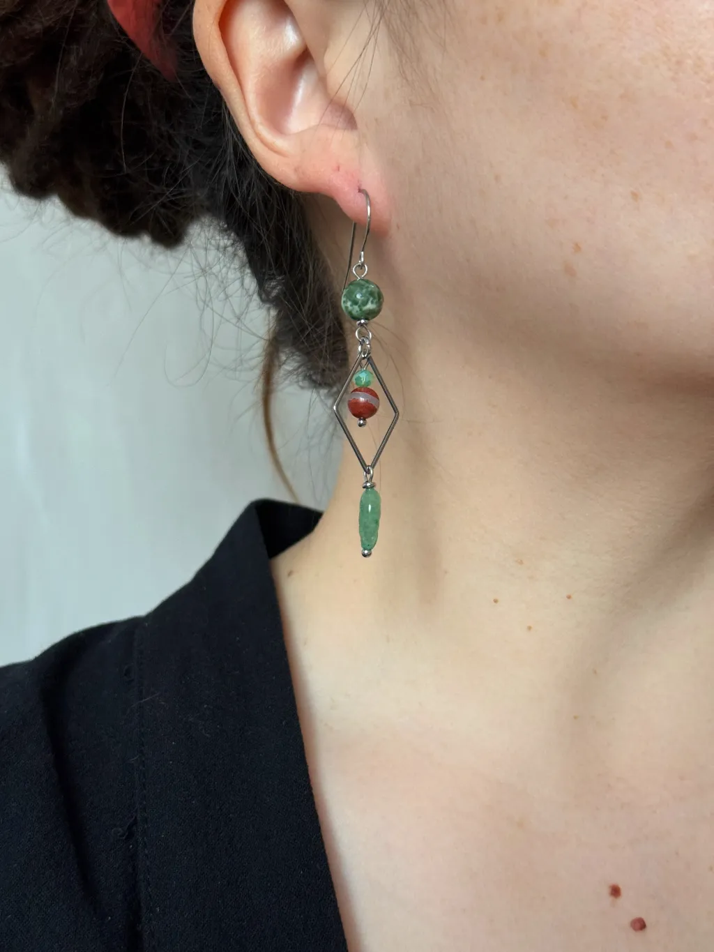 Зеленые серьги с натуральными камнями