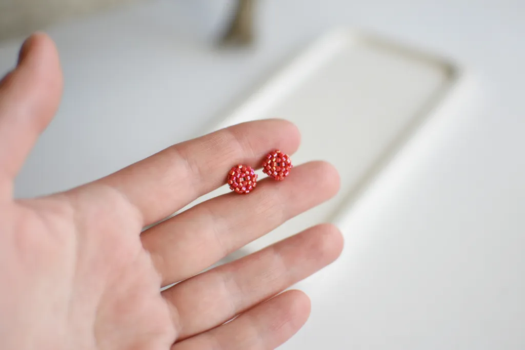 Малиновые серьги-гвоздики из бисера