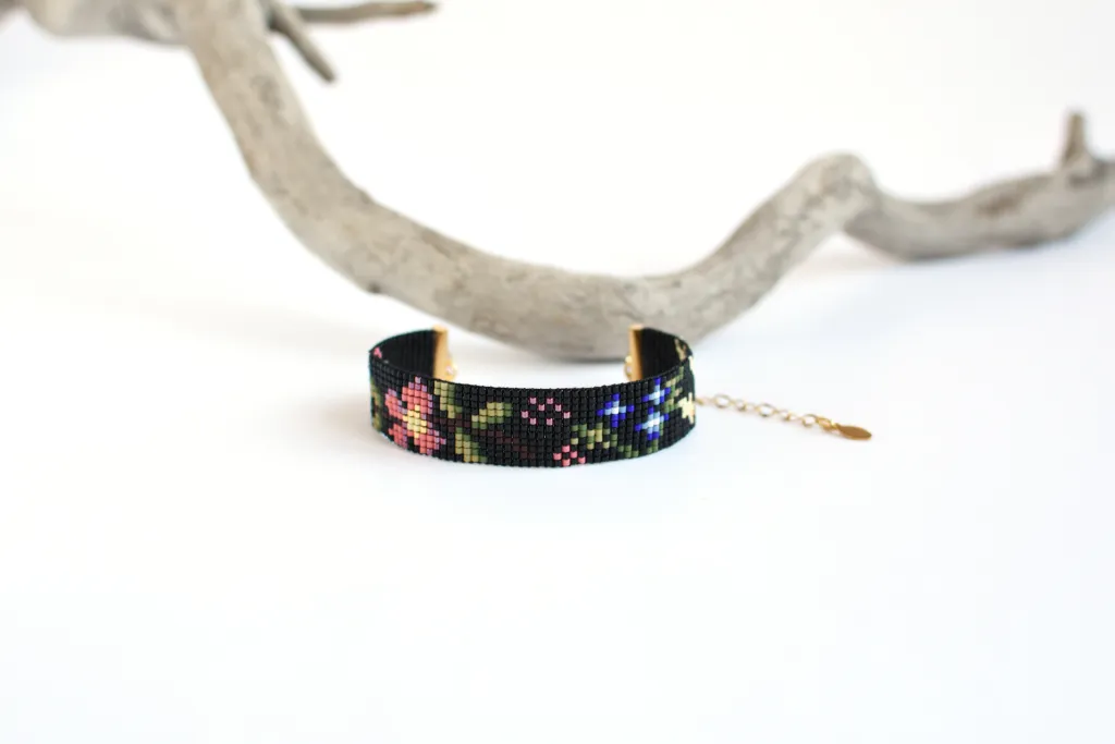 Цветочный браслет из бисера