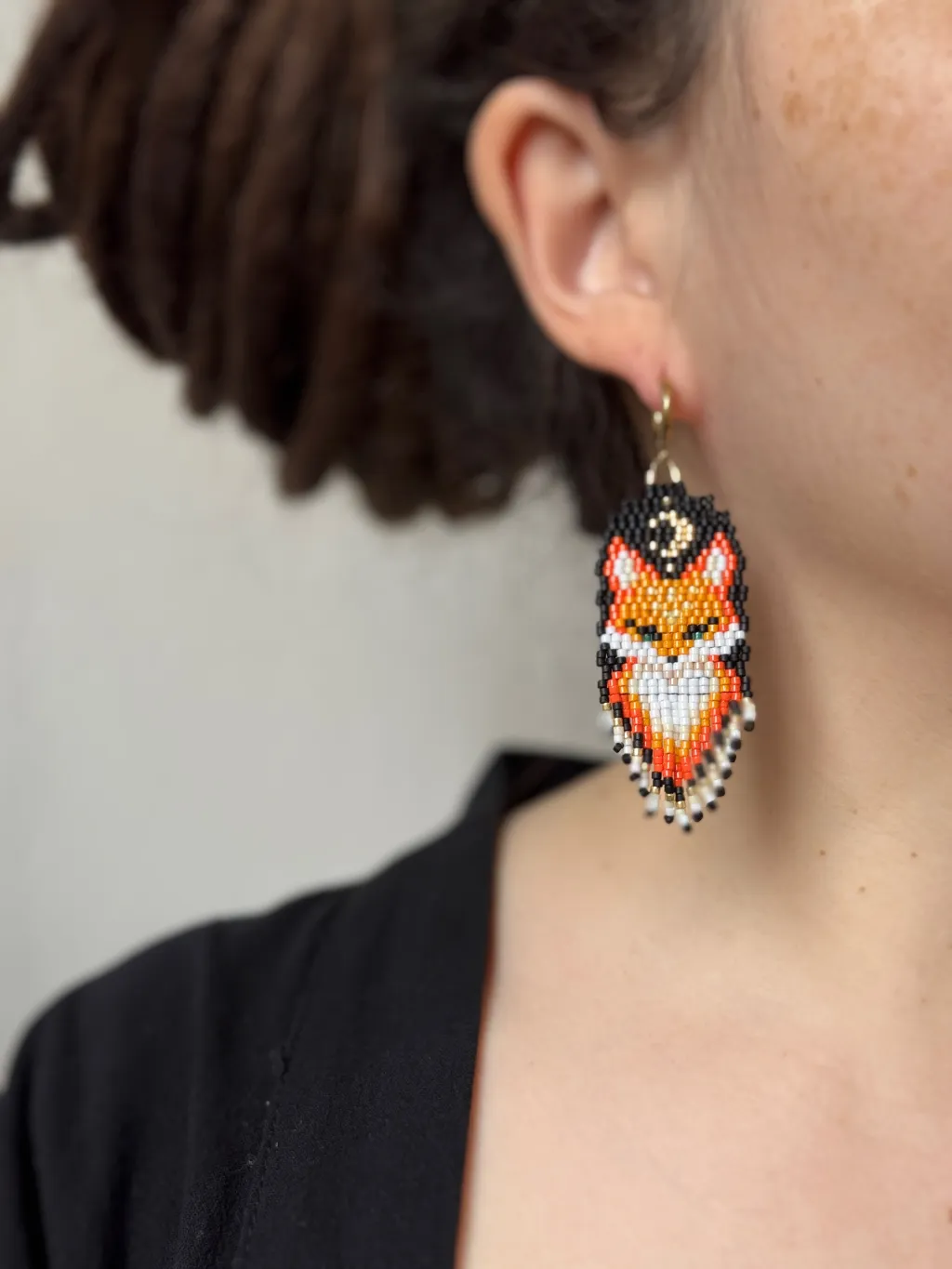 Серьги из бисера с лисичками и луной