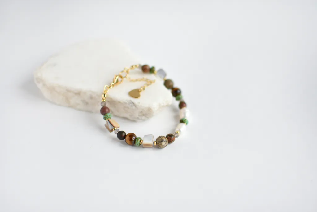 Браслет с тигровым глазом и перламутром