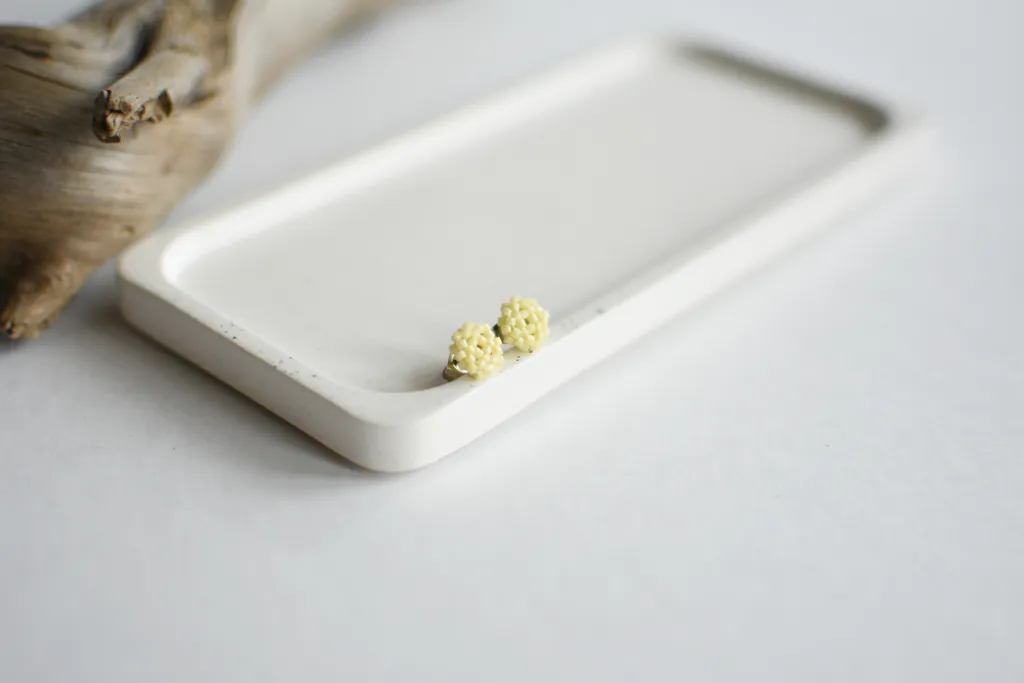 Серьги-гвоздики из бисера