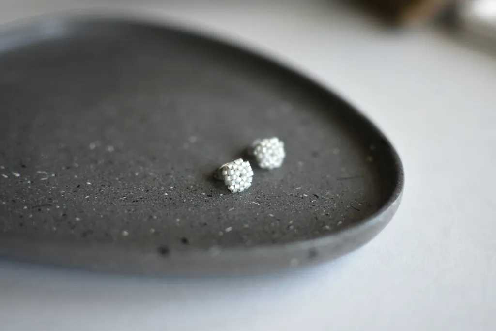 Серьги-гвоздики из белого бисера