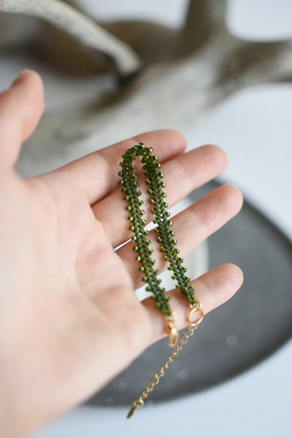 Зелёный браслет из бисера
