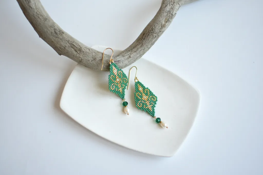 Зелёные серьги из бисера с жемчугом