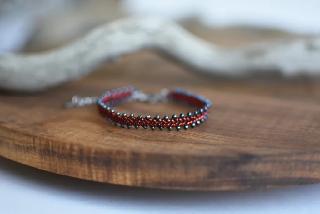 Красный браслет из бисера
