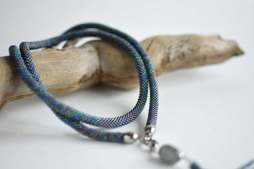 Длинный серый жгут с лабрадором и кисточкой