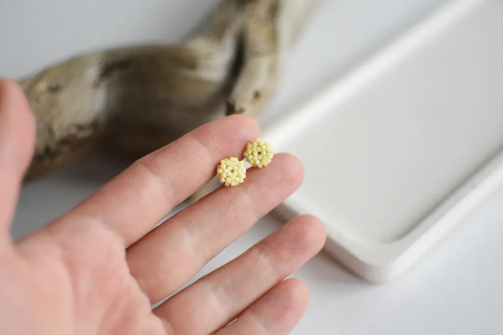 Серьги-гвоздики из бисера