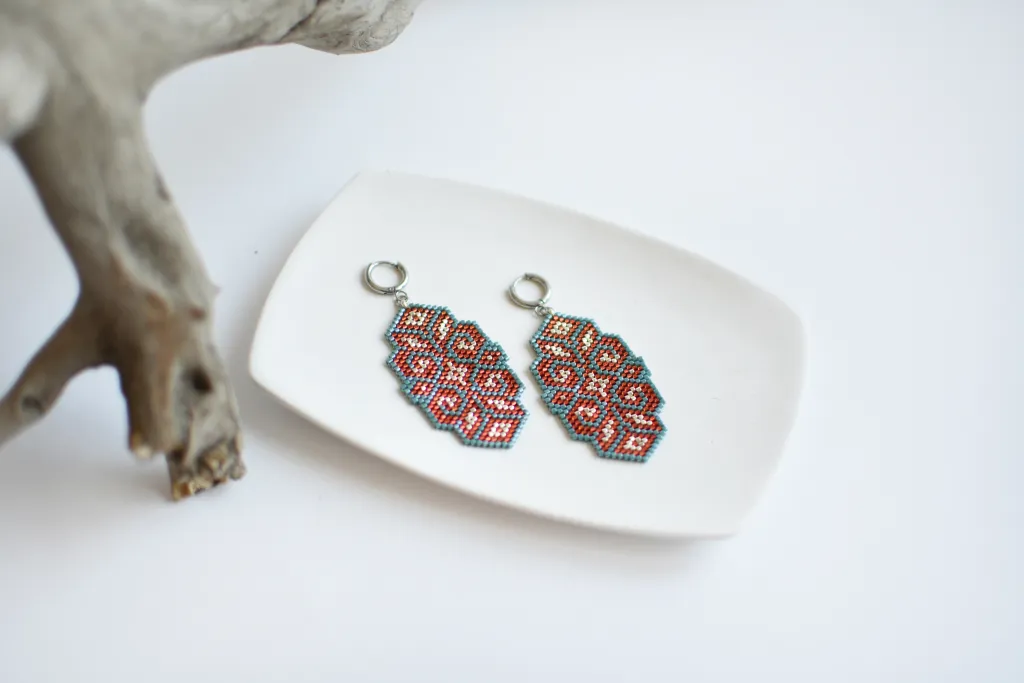 Красные серьги из бисера