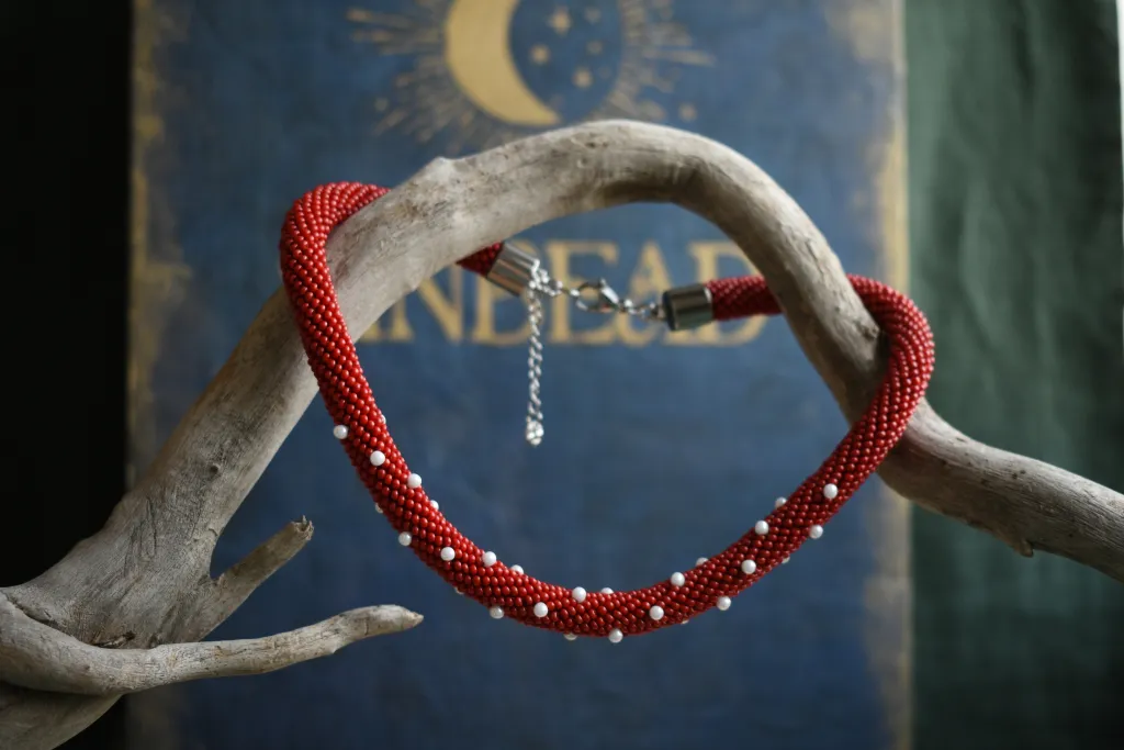 Красный жгут из бисера с белыми точками