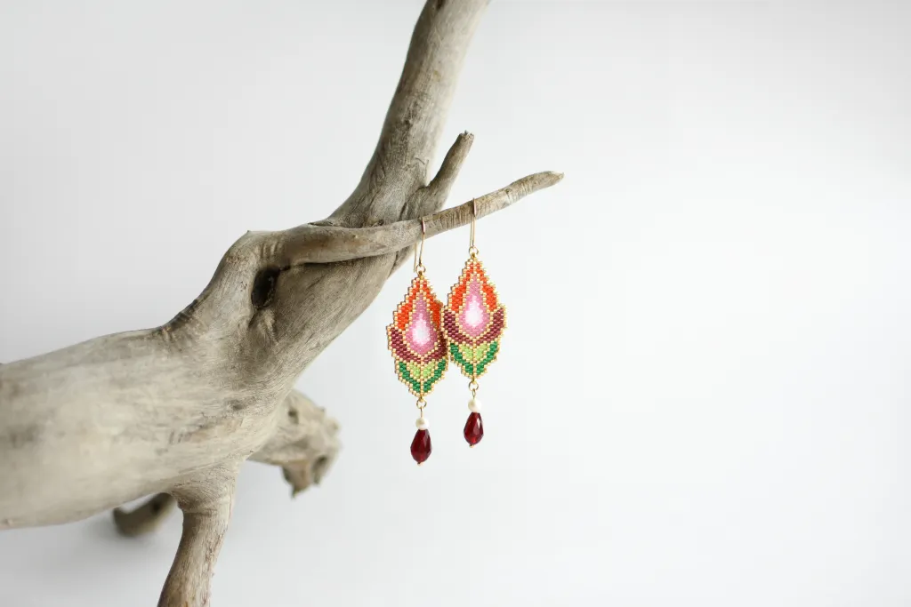 Серьги из бисера "Витражные тюльпаны" красные