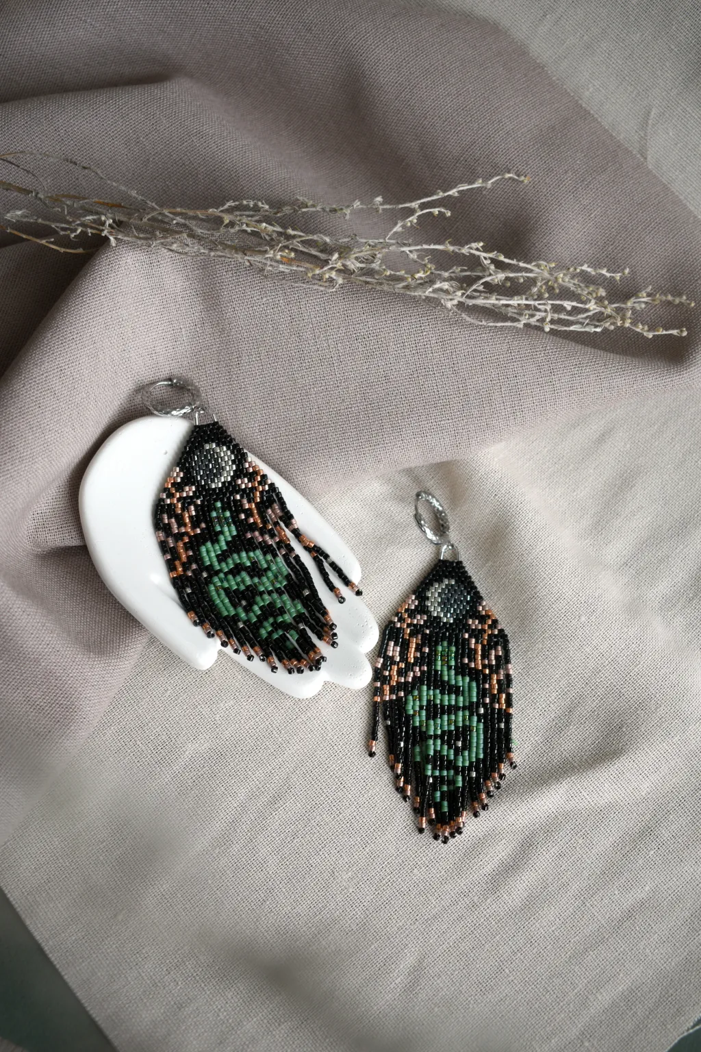 Серьги из бисера со змейкой и луной