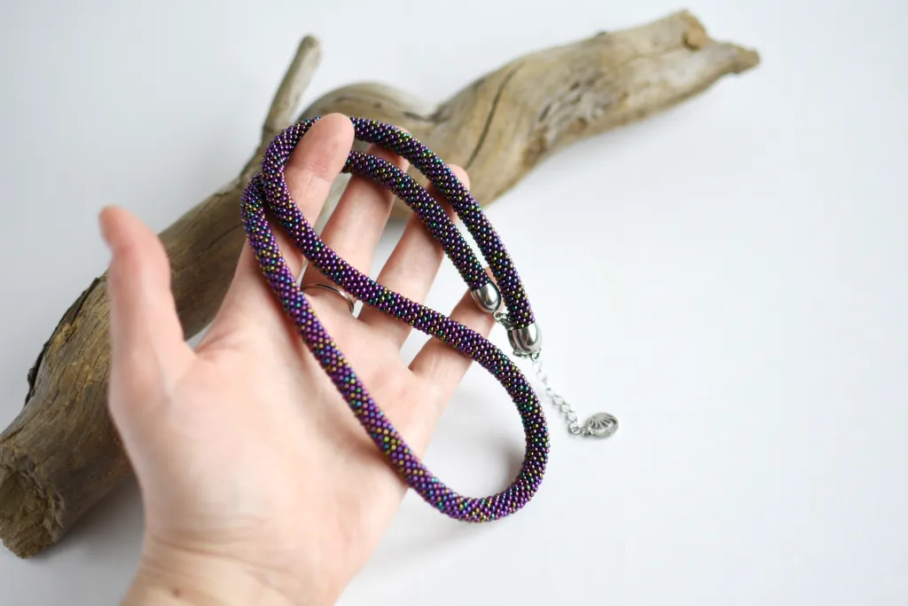 Длинный тонкий фиолетовый шнур из бисера